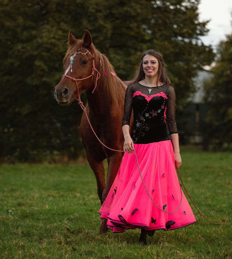 Frau mit Pferd unterwegs